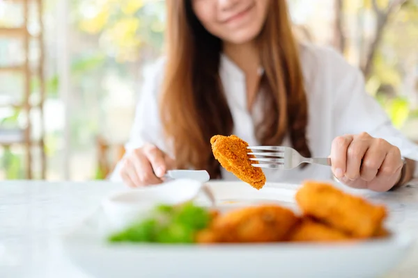 Close Beeld Van Een Mooie Aziatische Vrouw Eten Gebakken Kip — Stockfoto