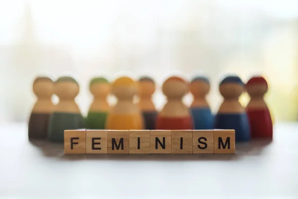 Feminism Słowo Drewniane Klocki Grupą Kobiet Tle — Zdjęcie stockowe