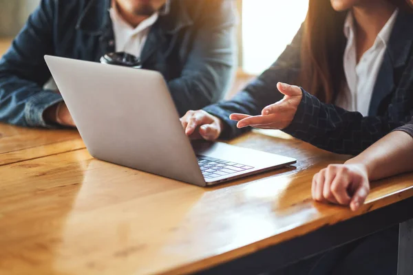 Gruppo Uomini Affari Che Lavorano Utilizzano Laptop Presentazione Una Riunione — Foto Stock