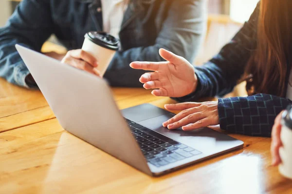 Groep Van Zakenmensen Die Laptop Gebruiken Gebruiken Voor Presentatie Tijdens — Stockfoto