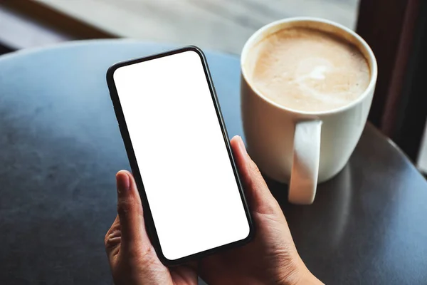 Imagen Burlona Una Mujer Sosteniendo Teléfono Móvil Con Pantalla Blanca — Foto de Stock