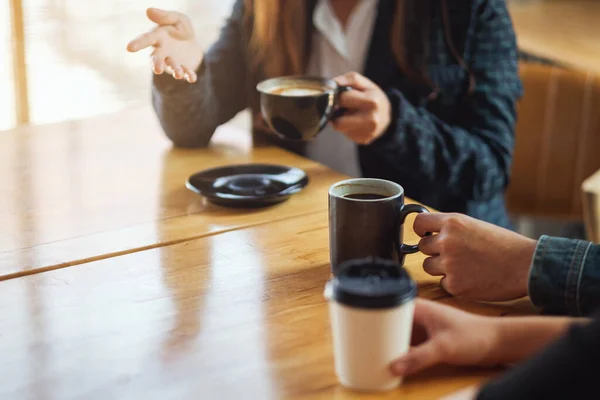 Imaginea Apropiată Oamenilor Bucurat Vorbească Bea Cafea Împreună Cafenea — Fotografie, imagine de stoc