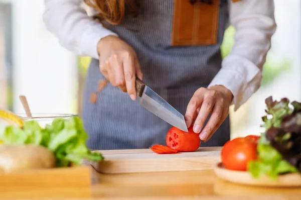 Close Afbeelding Van Een Vrouwelijke Chef Kok Snijden Hakken Tomaat — Stockfoto