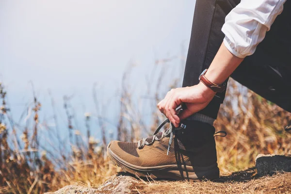 Imagen Cerca Una Mujer Excursionista Atando Cordones Zapatos Preparándose Para — Foto de Stock
