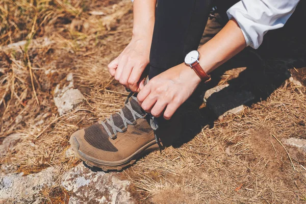 Imagen Cerca Una Mujer Excursionista Atando Cordones Zapatos Preparándose Para — Foto de Stock