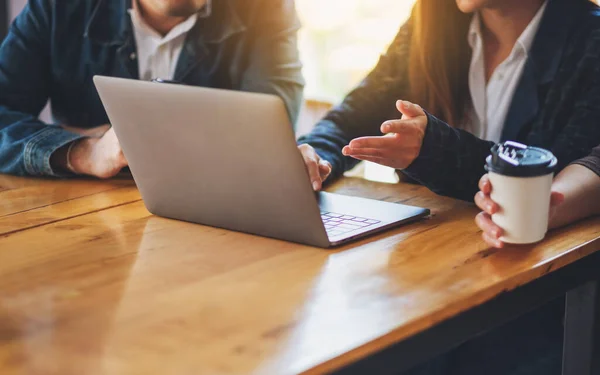 Gruppo Uomini Affari Che Lavorano Utilizzano Laptop Presentazione Una Riunione — Foto Stock