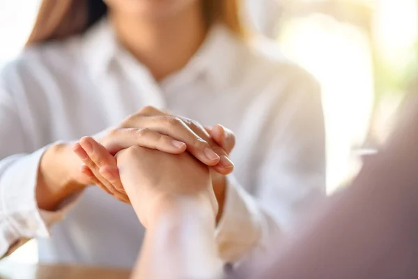 Femmes Tenant Les Mains Pour Confort Sympathie — Photo