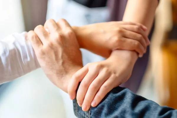 Gente Poniendo Sus Manos Círculo Para Unidad Concepto Trabajo Equipo — Foto de Stock