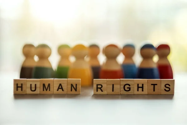 Prawa Człowieka Słowo Drewnianych Blokach Grupą Ludzi Tle — Zdjęcie stockowe