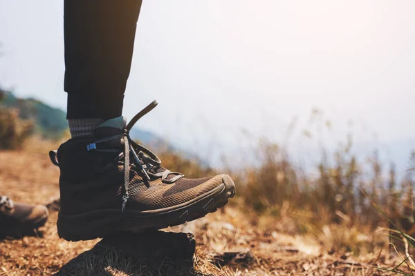 Imagen Cerca Las Piernas Una Mujer Con Botas Trekking Cima —  Fotos de Stock