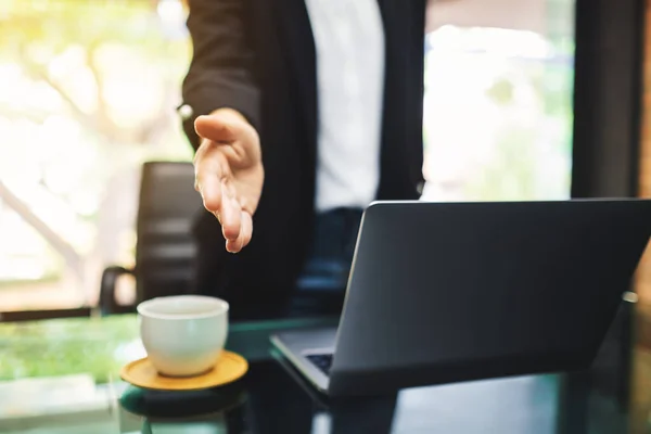 Businesspeople Open Hand Shaking Hands Someone Office — Stock Photo, Image