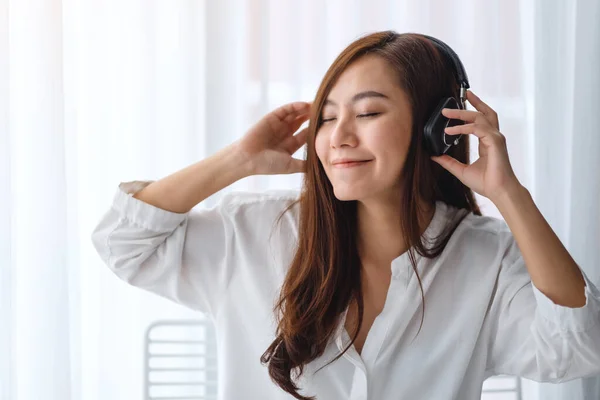 Una Bella Donna Asiatica Ama Ascoltare Musica Con Cuffie Camera — Foto Stock