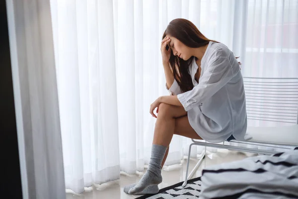 Une Jeune Femme Asiatique Triste Stressée Assise Seule Dans Chambre — Photo