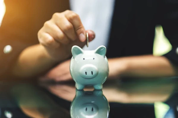 Uma Mulher Colocando Moedas Banco Porquinho Para Economizar Dinheiro Conceito — Fotografia de Stock