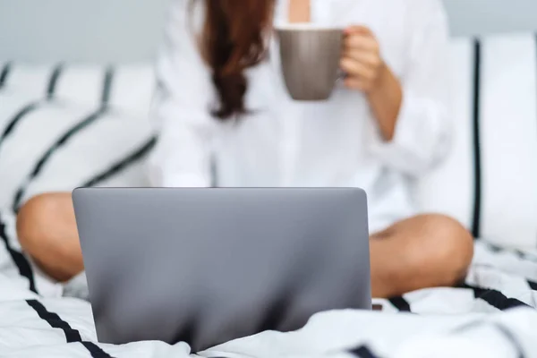 Zbliżenie Obrazu Kobiety Korzystającej Pracującej Laptopie Pijącej Kawę Siedząc Białym — Zdjęcie stockowe