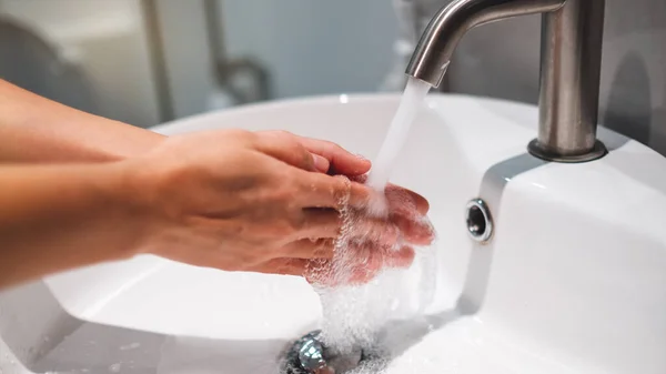 Mujer Limpiando Lavando Las Manos Bajo Grifo Baño —  Fotos de Stock