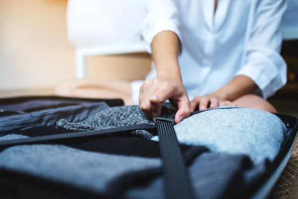 Närbild Kvinna Som Packar Bagage För Resa — Stockfoto