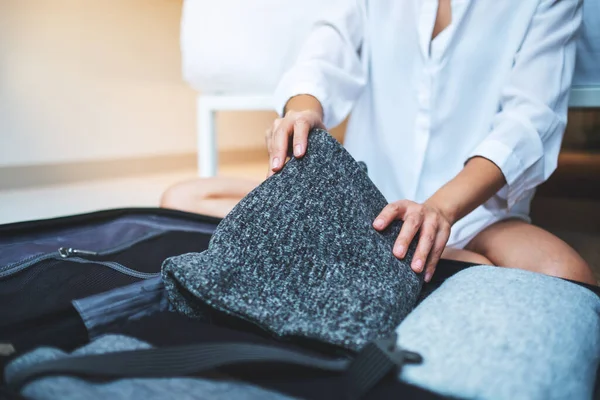 Närbild Kvinna Fällbara Kläder Och Packning Bagage För Resa — Stockfoto