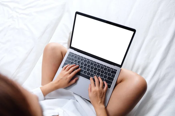 Top View Makieta Obrazu Kobiety Pracującej Piszącej Laptopie Pustym Ekranem — Zdjęcie stockowe