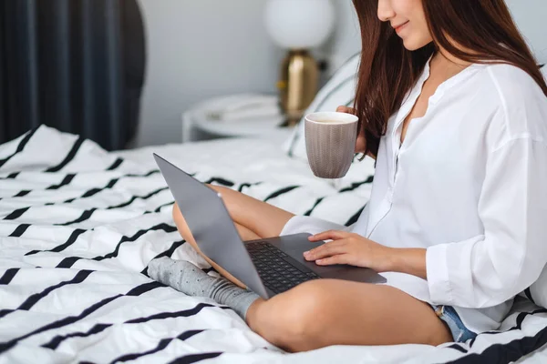 Zbliżenie Obrazu Pięknej Kobiety Używającej Laptopa Pracującej Nim Pijącej Kawę — Zdjęcie stockowe
