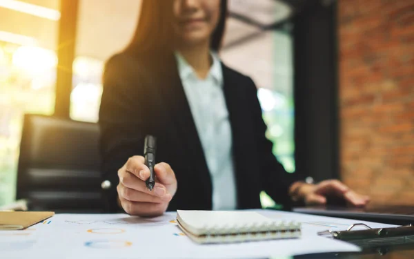 Una Mujer Negocios Escribiendo Trabajando Datos Financieros Negocios Computadora Portátil —  Fotos de Stock