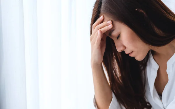 Une Jeune Femme Asiatique Triste Stressée Assise Seule Dans Chambre — Photo