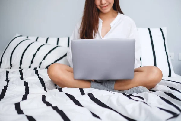 Zbliżenie Obrazu Pięknej Kobiety Korzystającej Laptopa Pracującej Nim Siedząc Białym — Zdjęcie stockowe