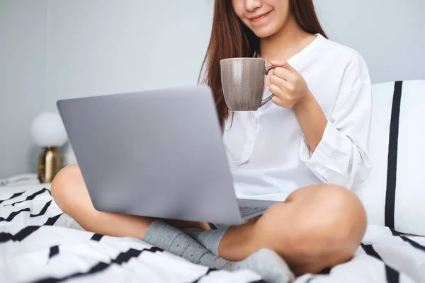 Zbliżenie Obrazu Pięknej Kobiety Używającej Laptopa Pracującej Nim Pijącej Kawę — Zdjęcie stockowe
