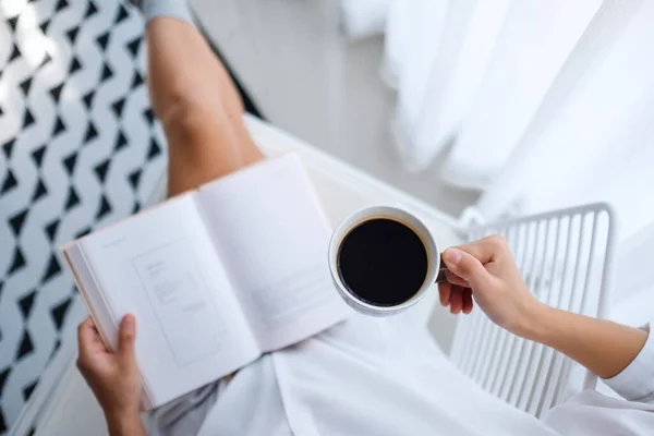 Top View Beeld Van Een Vrouw Lezen Boek Het Drinken — Stockfoto