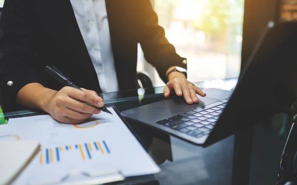 Mano Empresaria Tocando Panel Táctil Computadora Portátil Mientras Trabaja Oficina —  Fotos de Stock