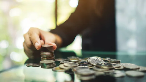 お金と金融の概念を保存するためのテーブルの上にコインを積層ビジネス女性 — ストック写真