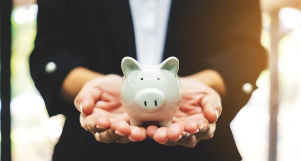 Imagem Perto Uma Empresária Segurando Banco Porquinho Para Economizar Dinheiro — Fotografia de Stock