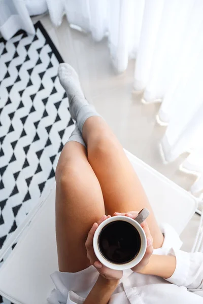 Vista Superior Imagen Una Hermosa Mujer Bebiendo Café Caliente Dormitorio — Foto de Stock