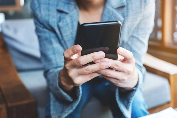 Imagen Cerca Una Mujer Sosteniendo Usando Teléfono Móvil —  Fotos de Stock