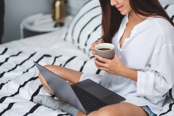 Zbliżenie Obrazu Kobiety Używającej Laptopa Pracującej Nim Pijącej Kawę Siedząc — Zdjęcie stockowe