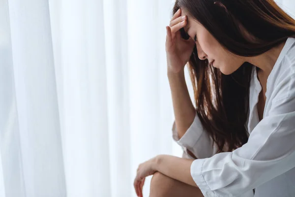 Une Jeune Femme Asiatique Triste Stressée Assise Seule Dans Chambre — Photo