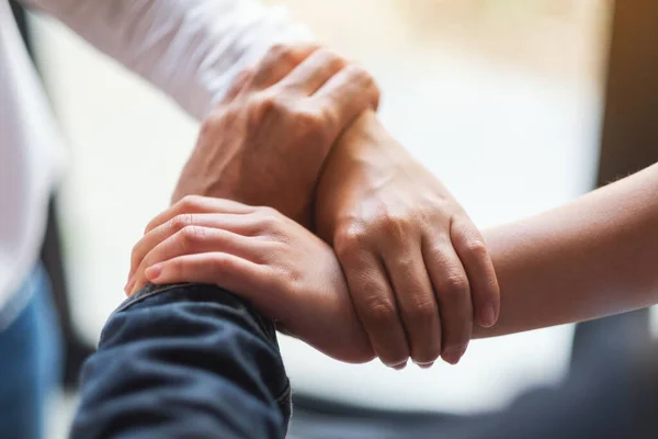 Persone Che Mettono Mani Cerchio Unità Concetto Lavoro Squadra — Foto Stock