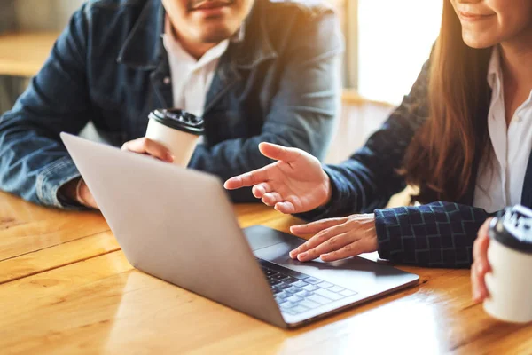 Groep Van Zakenmensen Die Laptop Gebruiken Gebruiken Voor Presentatie Tijdens — Stockfoto