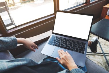 Dizüstü bilgisayardaki dokunmatik dokunmatik dokunmatik ekranı boş beyaz masaüstü ekranlı bir kadının üst görünüm görüntüsü 