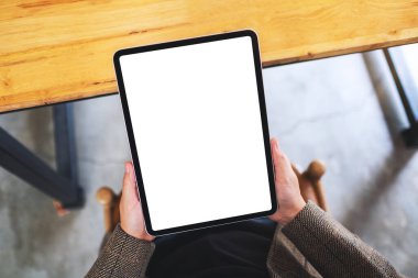 Boş beyaz masaüstü ekran ile siyah tablet pc taşıyan bir kadının en üst görünüm görüntüsü 