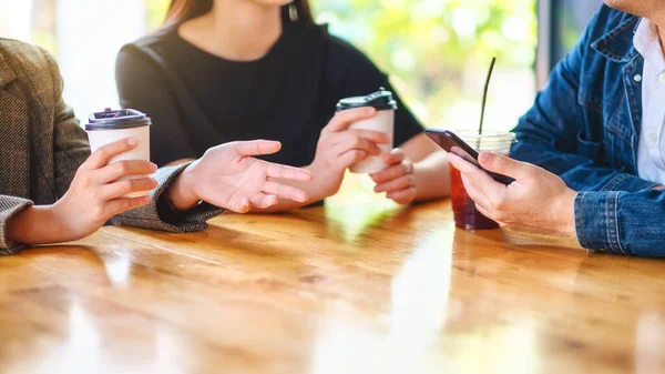 Imagen Cerca Las Personas Que Usan Teléfono Móvil Beben Café — Foto de Stock