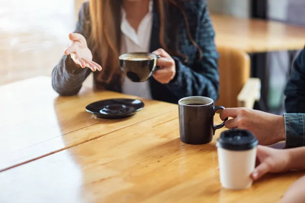 Imaginea Apropiată Oamenilor Bucurat Vorbească Bea Cafea Împreună Cafenea — Fotografie, imagine de stoc