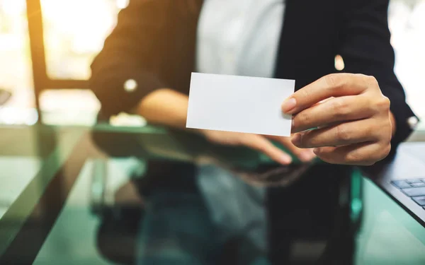 Una Mujer Negocios Sosteniendo Mostrando Tarjetas Visita Blanco Oficina —  Fotos de Stock