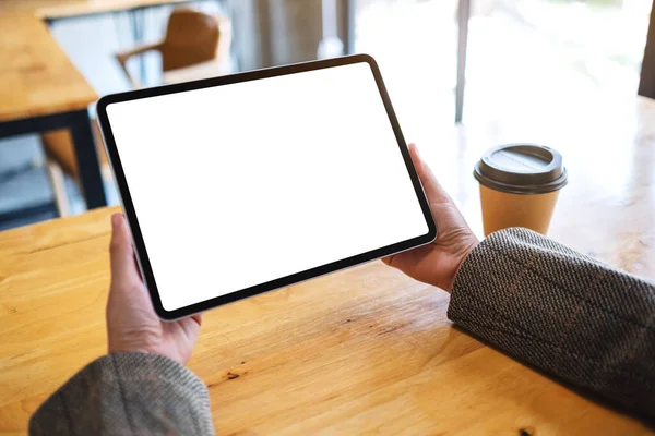 Imagem Mockup Uma Mulher Segurando Tablet Preto Com Tela Branca — Fotografia de Stock