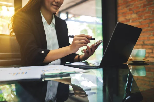 Imagen Primer Plano Mujer Negocios Apuntando Con Dedo Computadora Portátil —  Fotos de Stock