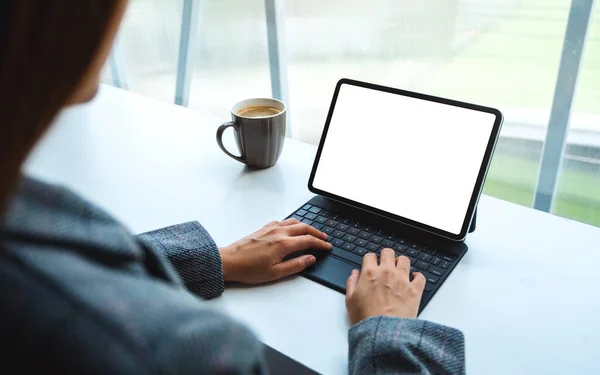 Tablet Klavyesinde Bilgisayar Bilgisayarı Olarak Beyaz Masaüstü Ekranı Masada Kahve — Stok fotoğraf
