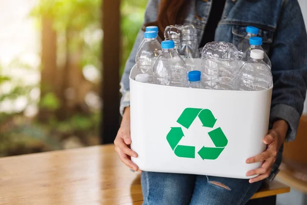 Kvinna Som Samlar Och Håller Återvinningsbar Plastflaska Soptunna Hemma — Stockfoto