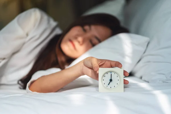 Una Mujer Asiática Apagando Despertador Mientras Duerme Una Cama Blanca — Foto de Stock