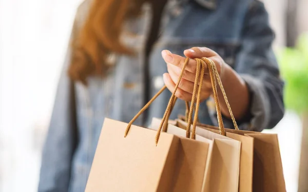 Close Afbeelding Van Een Vrouw Die Winkeltassen Vasthoudt Toont — Stockfoto