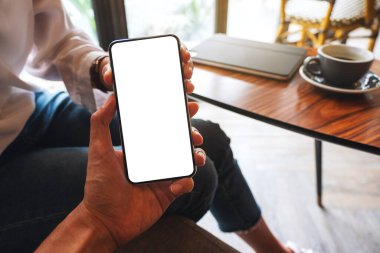 Boş siyah masaüstü ekranı olan beyaz cep telefonunu tutan ve gösteren bir kadının görüntüsü